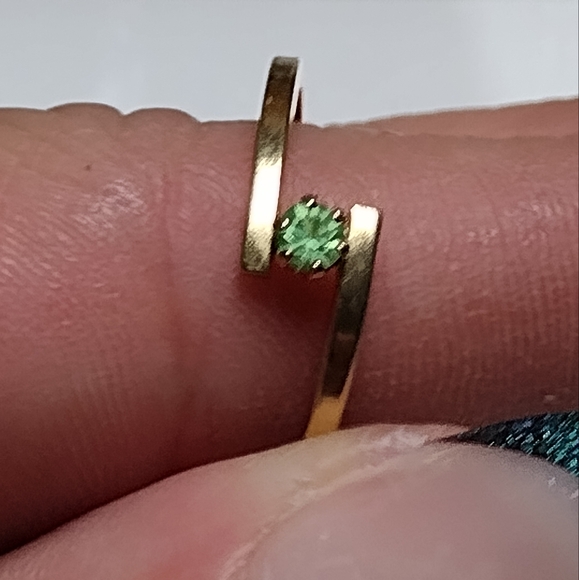 Gold plated green stone ring - Picture 2 of 3